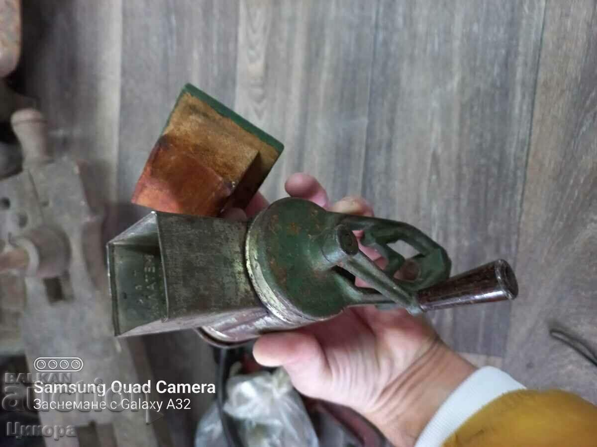 Delivery of OLD NUT GRINDER GRINDER Delivery of OLD NUT GRINDER GRINDER