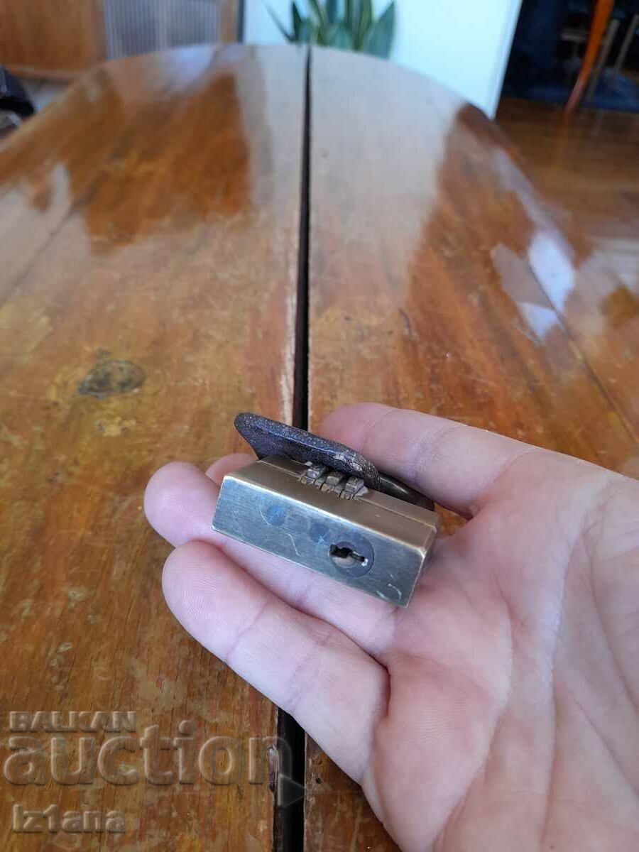 Delivery of Old padlock 007 Delivery of Old padlock 007