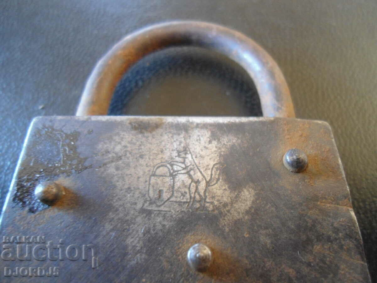 Παλιά λουκέτο, σήμανση με τιμή 15.00 BGN | € 7.67 Παλιά λουκέτο, σήμανση με τιμή 15.00 BGN | € 7.67