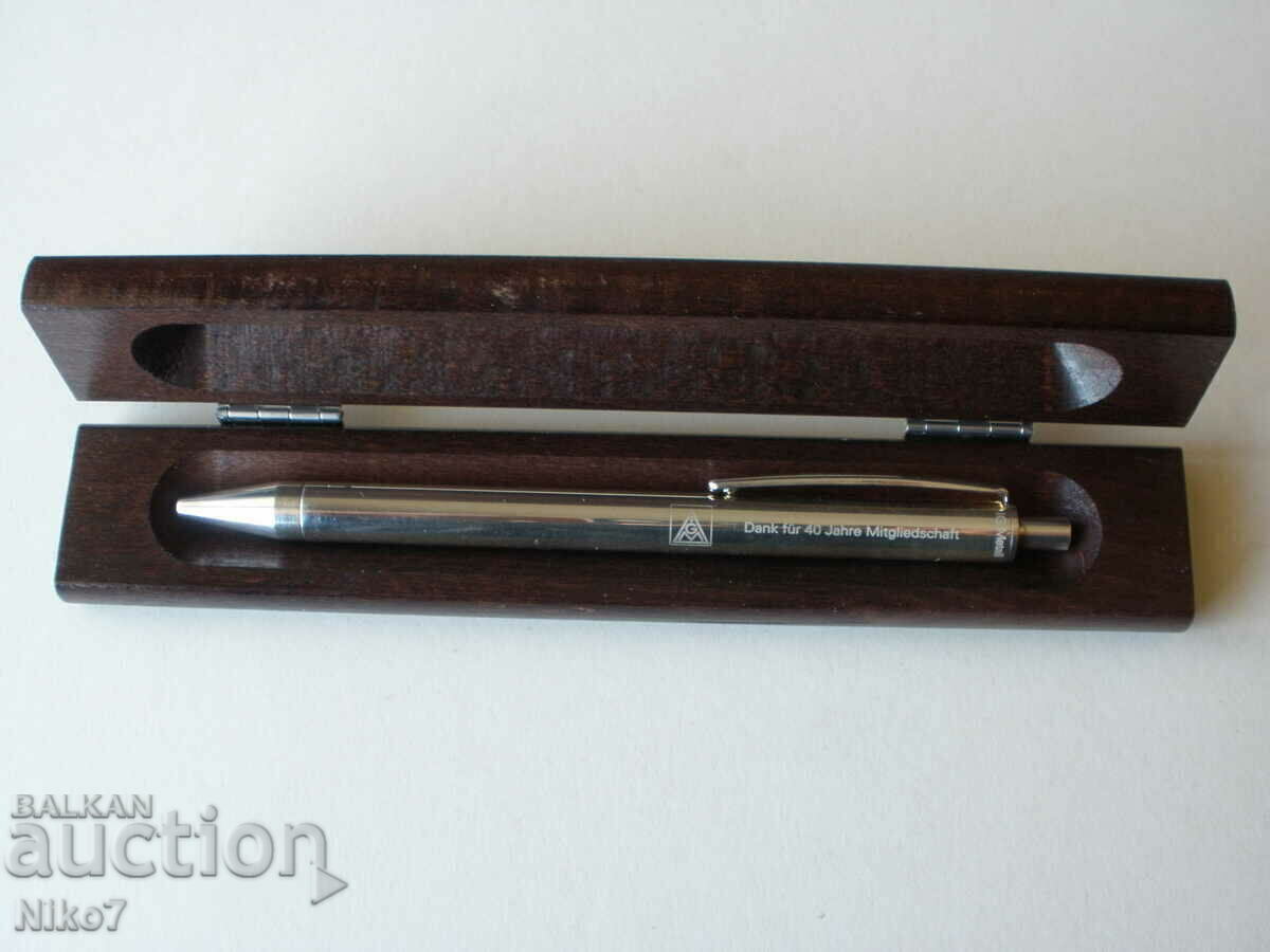 Silver pen, fountain pen. Silver pen, fountain pen.