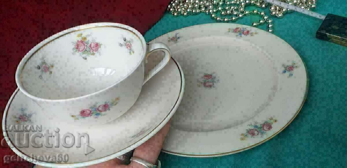 Delivery of Triple teacup set with floral motifs/marking Delivery of Triple teacup set with floral motifs/marking