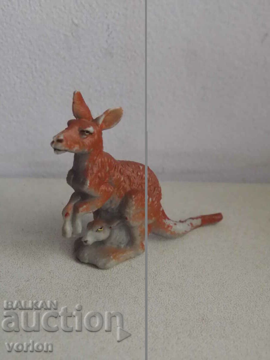 Figure, animals: kangaroo.