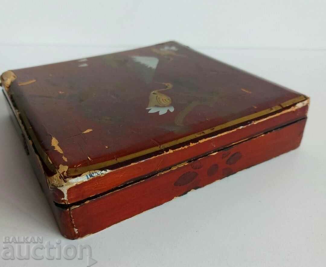 Auction  100 YEARS WOODEN HAND PAINTED KEYLESS BOX