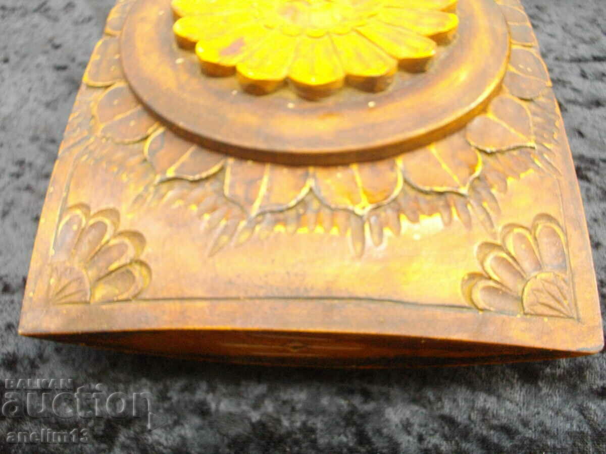 Auction  OLD WOODEN JEWELERY BOX CARVING