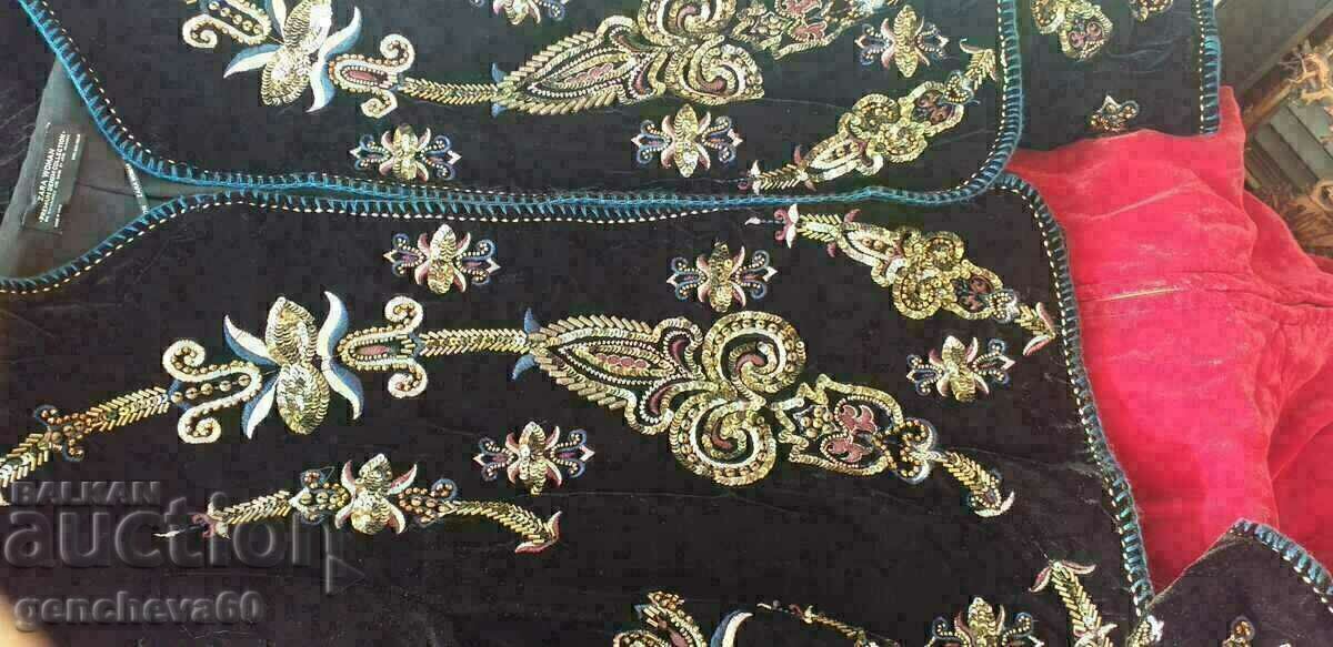 Livrarea Vesta cu broderie bogată, mărgele, paiete