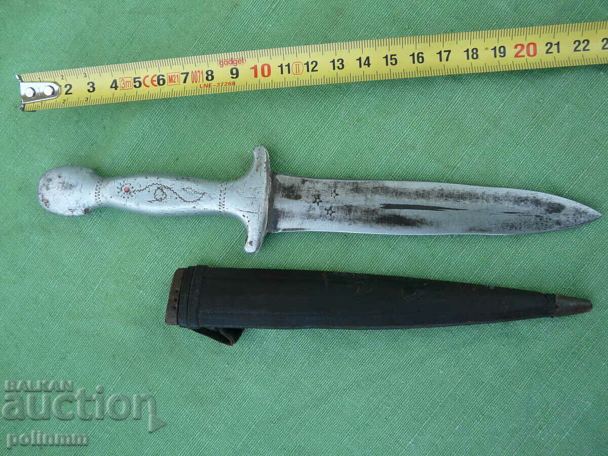 An old bachelor dagger with price 100.00 BGN | € 51.13