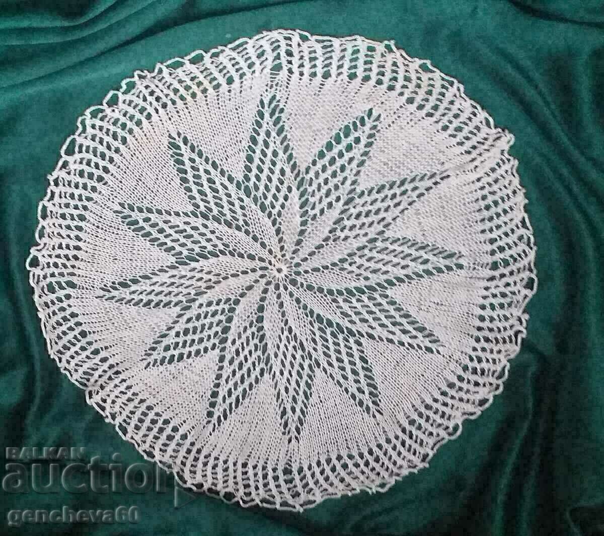 Licitație 19v. Față de masă mare și fețe de masă mici croșetate Licitație 19v. Față de masă mare și fețe de masă mici croșetate