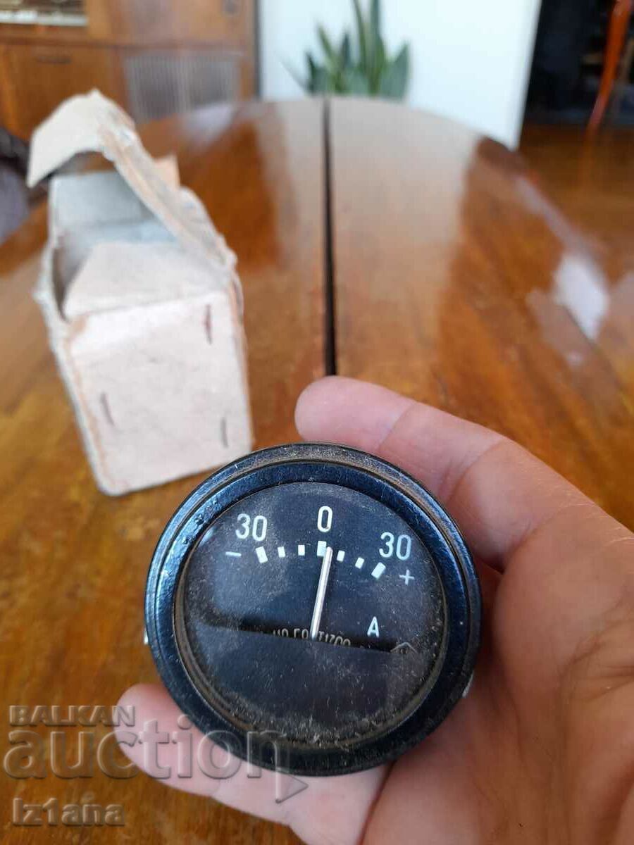 Auction  Old car device for dashboard, for charging