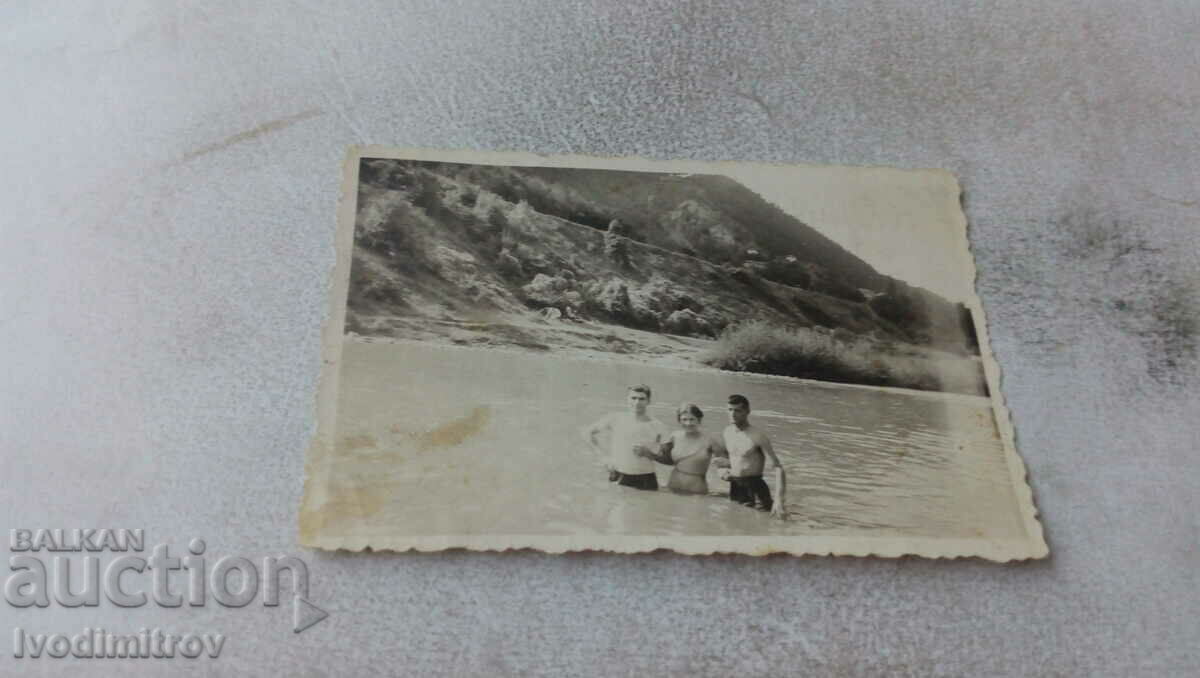 Κα Ρεμπρόβο Δύο νεαροί άνδρες και μια νεαρή κοπέλα στην παραλία στο ποτάμι