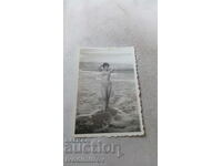 Снимка Млада жена на брега на морето
