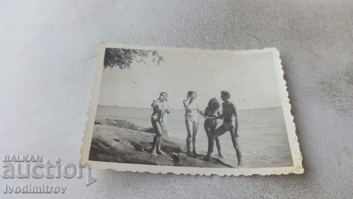 Снимка Младежи три девойки на брега на морето