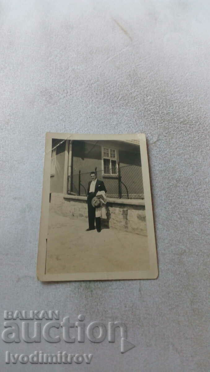 Снимка София Мъж покрай ограда на къща 1931