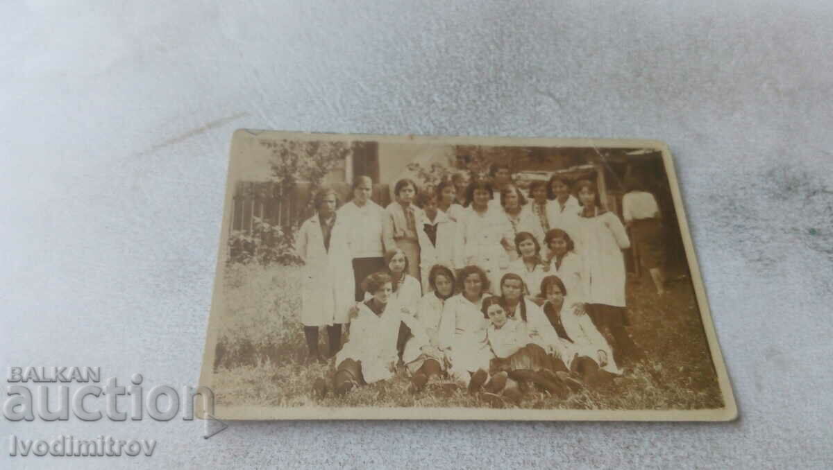 Photo Girls from the 3rd year in the school yard 1931