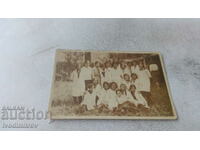 Снимка Момичета от III курсъ в училищния дворъ 1931