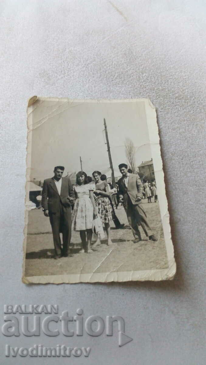Снимка Двама мъже и две млади жени на площада