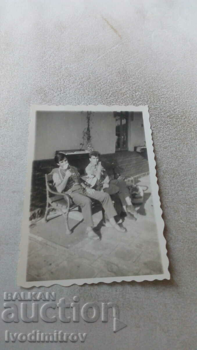 Φωτογραφία Δύο νεαροί άνδρες σε έναν πάγκο