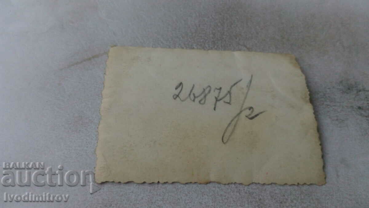 Φωτογραφία Νεαροί άνδρες στις σκάλες ενός σιδηροδρομικού αυτοκινήτου με τιμή 1.85 BGN | € 0.95 Φωτογραφία Νεαροί άνδρες στις σκάλες ενός σιδηροδρομικού αυτοκινήτου με τιμή 1.85 BGN | € 0.95