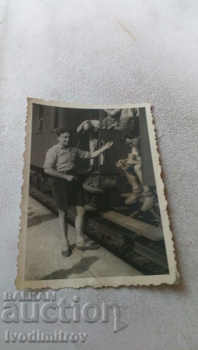 Φωτογραφία Νεαροί άνδρες στις σκάλες ενός σιδηροδρομικού αυτοκινήτου