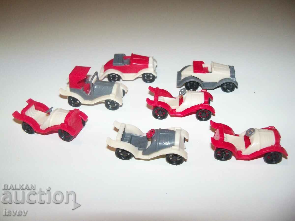 Șapte cărucioare mici de jucărie din plastic din epoca Soca.
