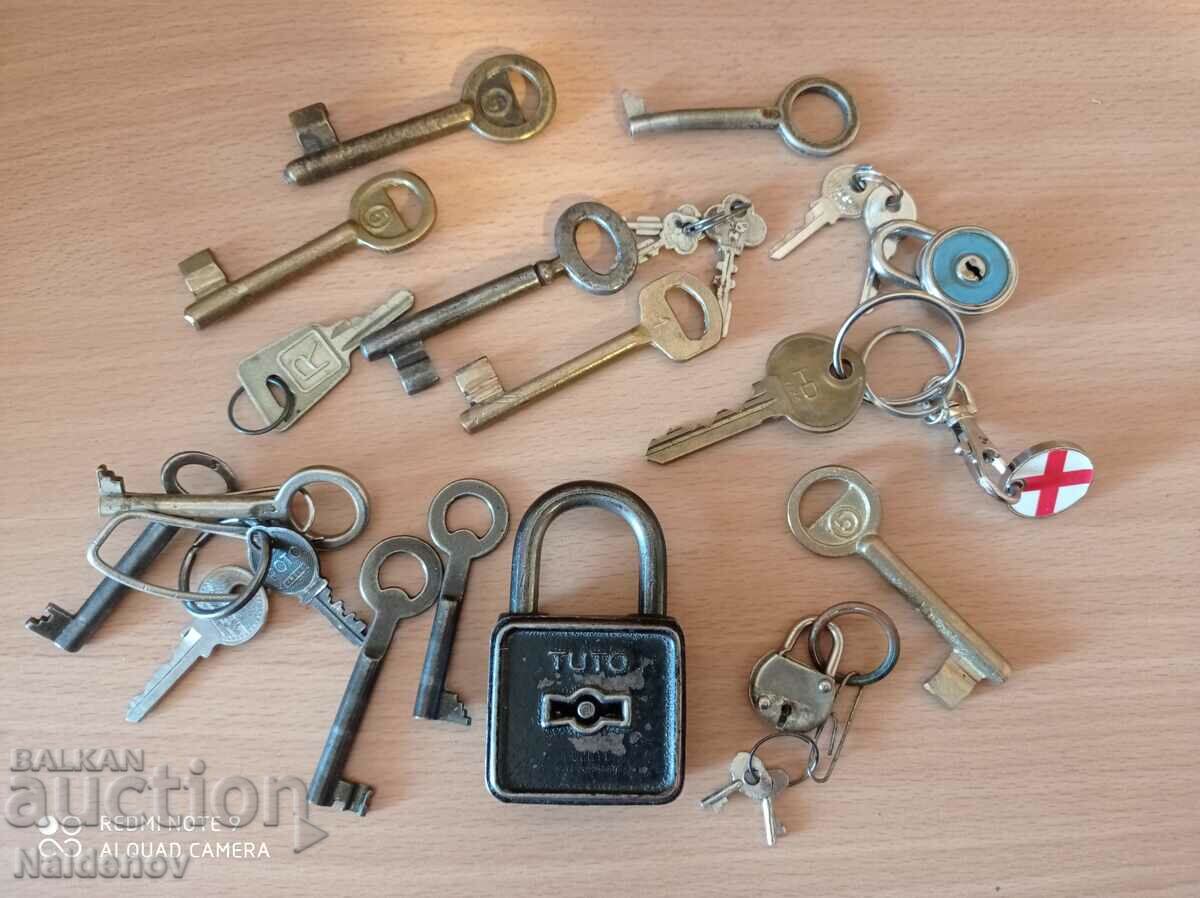 O mulțime de chei vechi și lacăte lacăt cu cheie