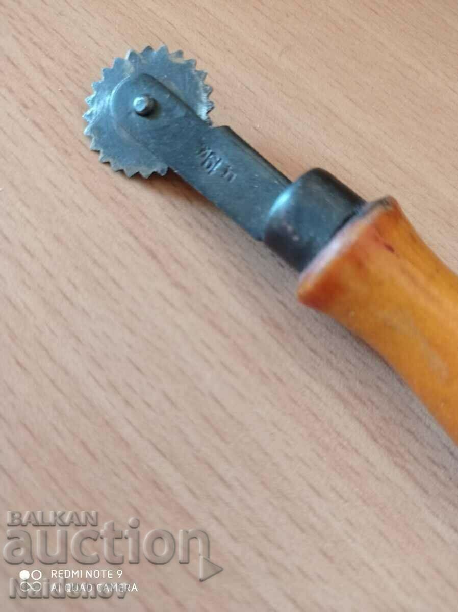 Auction Knife from the Soviet USSR Zavod Moscow Auction Knife from the Soviet USSR Zavod Moscow