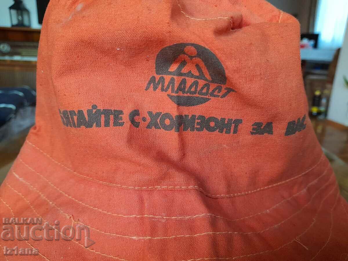 Шапка идотка,Бягайте с хоризонт за вас с цена 14.00 лв. | € 7.16 Шапка идотка,Бягайте с хоризонт за вас с цена 14.00 лв. | € 7.16