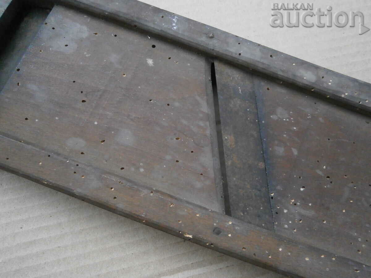 Delivery of old primitive planer with two knives and teeth Delivery of old primitive planer with two knives and teeth