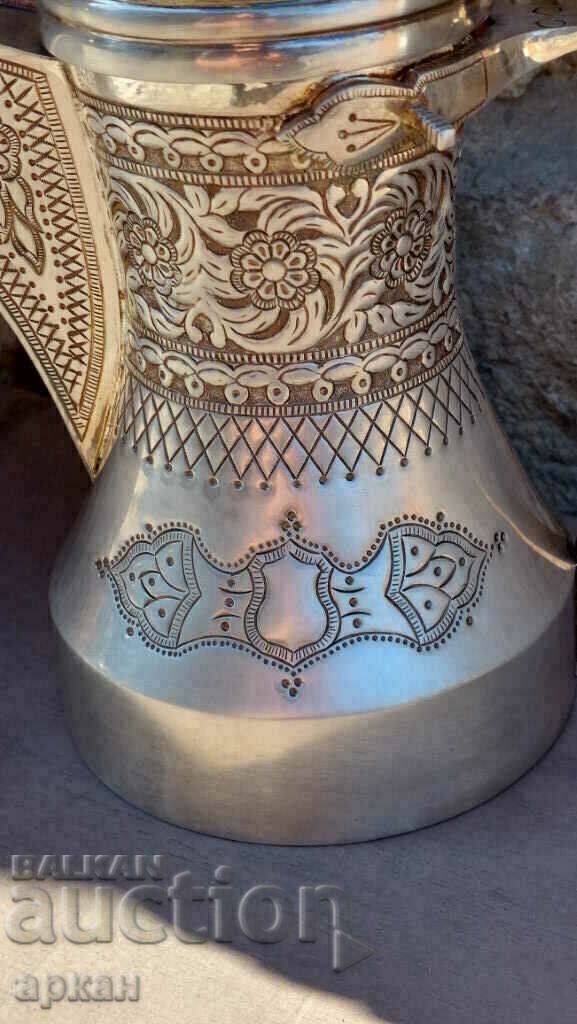 Oală de cafea arabă argintie 0,925 masiv -987 gr. cu preț 3000.00 BGN | € 1533.88 Oală de cafea arabă argintie 0,925 masiv -987 gr. cu preț 3000.00 BGN | € 1533.88