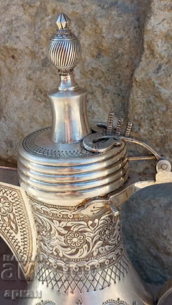 Licitație Oală de cafea arabă argintie 0,925 masiv -987 gr. Licitație Oală de cafea arabă argintie 0,925 masiv -987 gr.