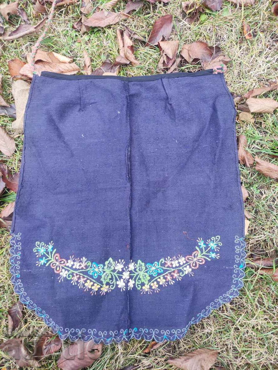 Delivery of Apron with flower embroidery Delivery of Apron with flower embroidery