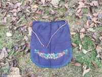 Apron with flower embroidery