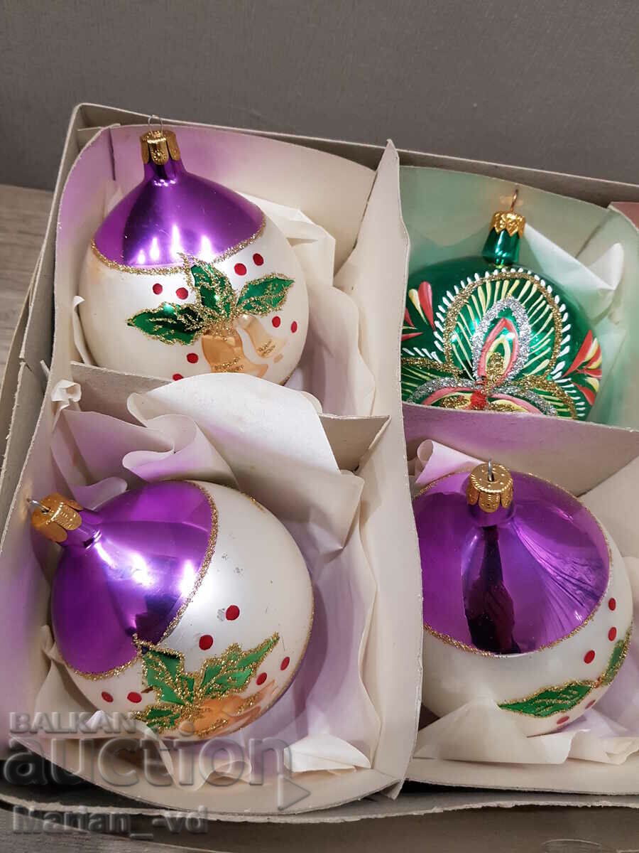 Bile mari de pom de Crăciun din sticlă veche cu preț 50.00 BGN | € 25.56 Bile mari de pom de Crăciun din sticlă veche cu preț 50.00 BGN | € 25.56