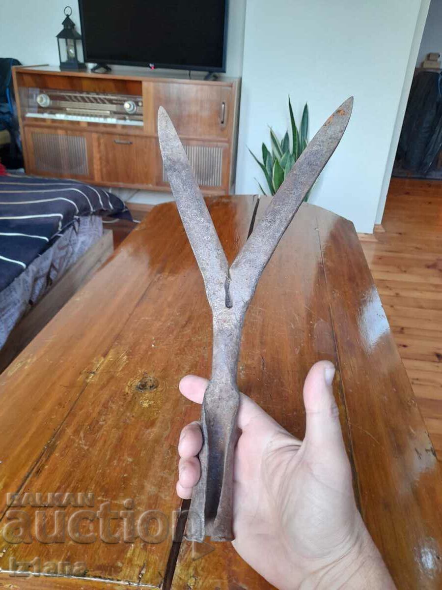 Auction  An old tool for cutting hay