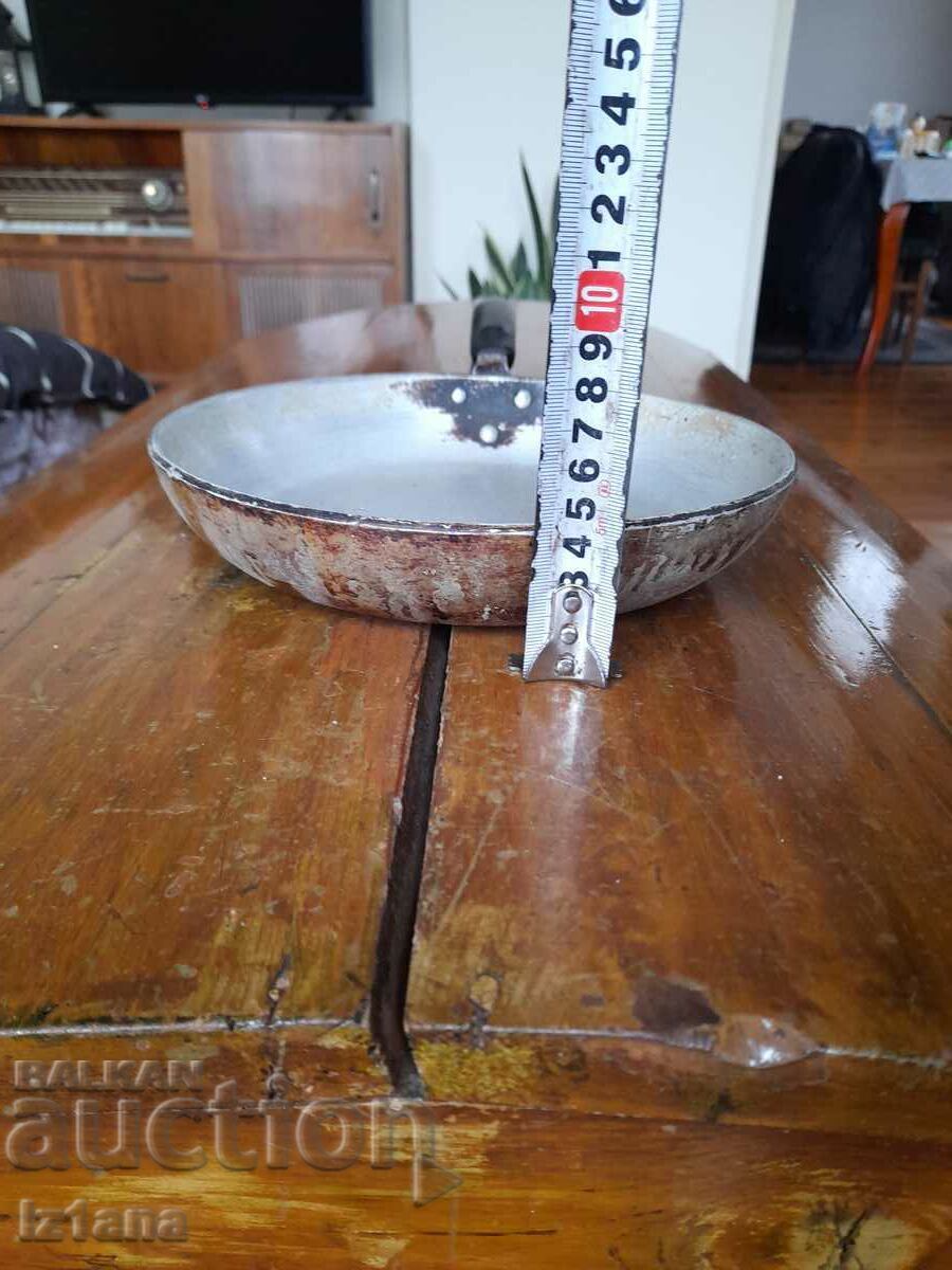 Стар алуминиев тиган с цена 22.00 лв. | € 11.25 Стар алуминиев тиган с цена 22.00 лв. | € 11.25