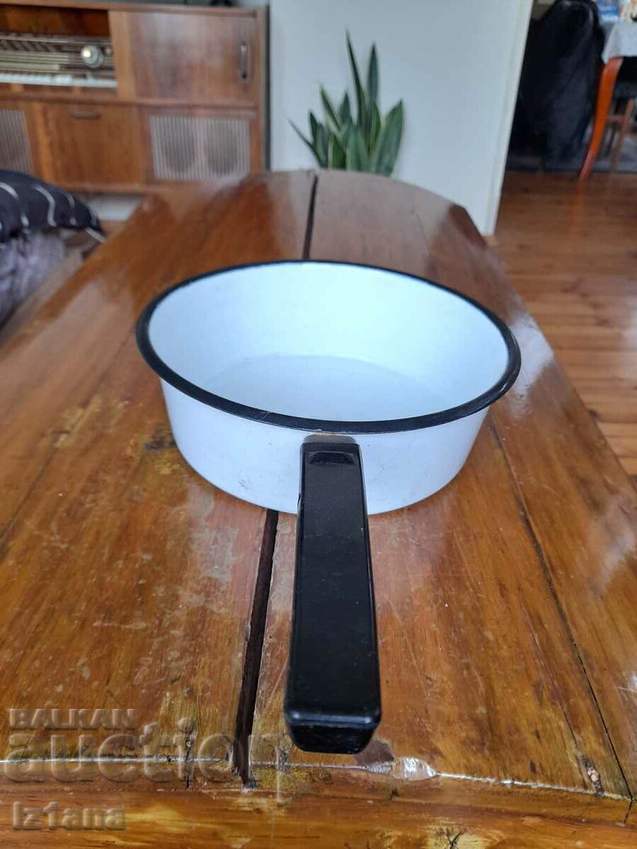 Delivery of Old enameled casserole, frying pan Delivery of Old enameled casserole, frying pan