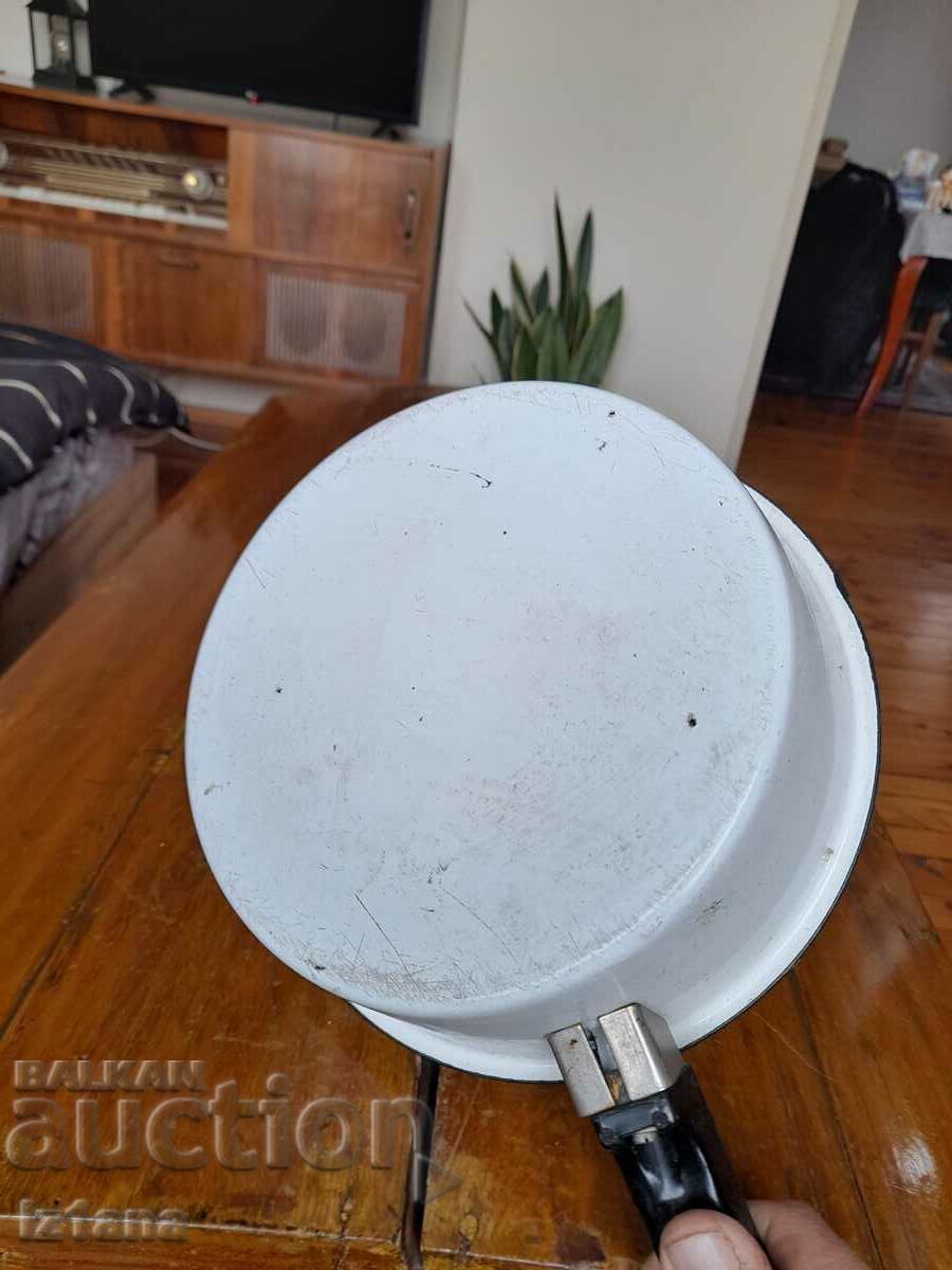 Old enameled casserole, frying pan - 6 Old enameled casserole, frying pan - 6