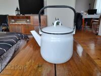 Стар емайлиран чайник