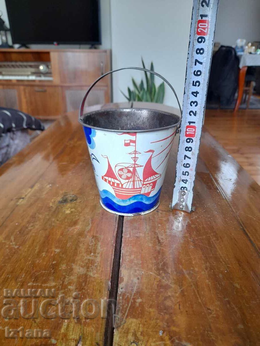 Delivery of Old children's bucket, bucket Delivery of Old children's bucket, bucket