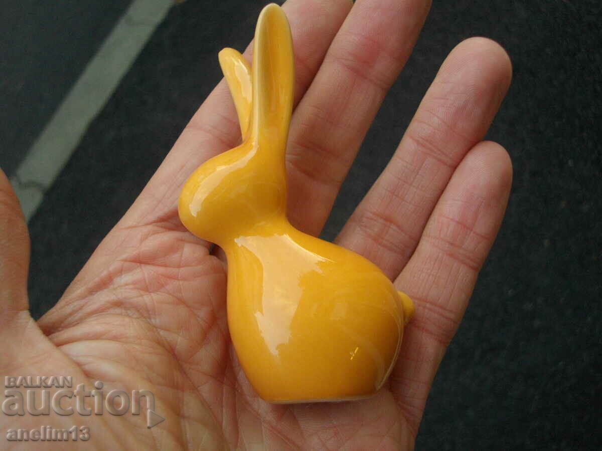 Iepurașul vechi de porțelan