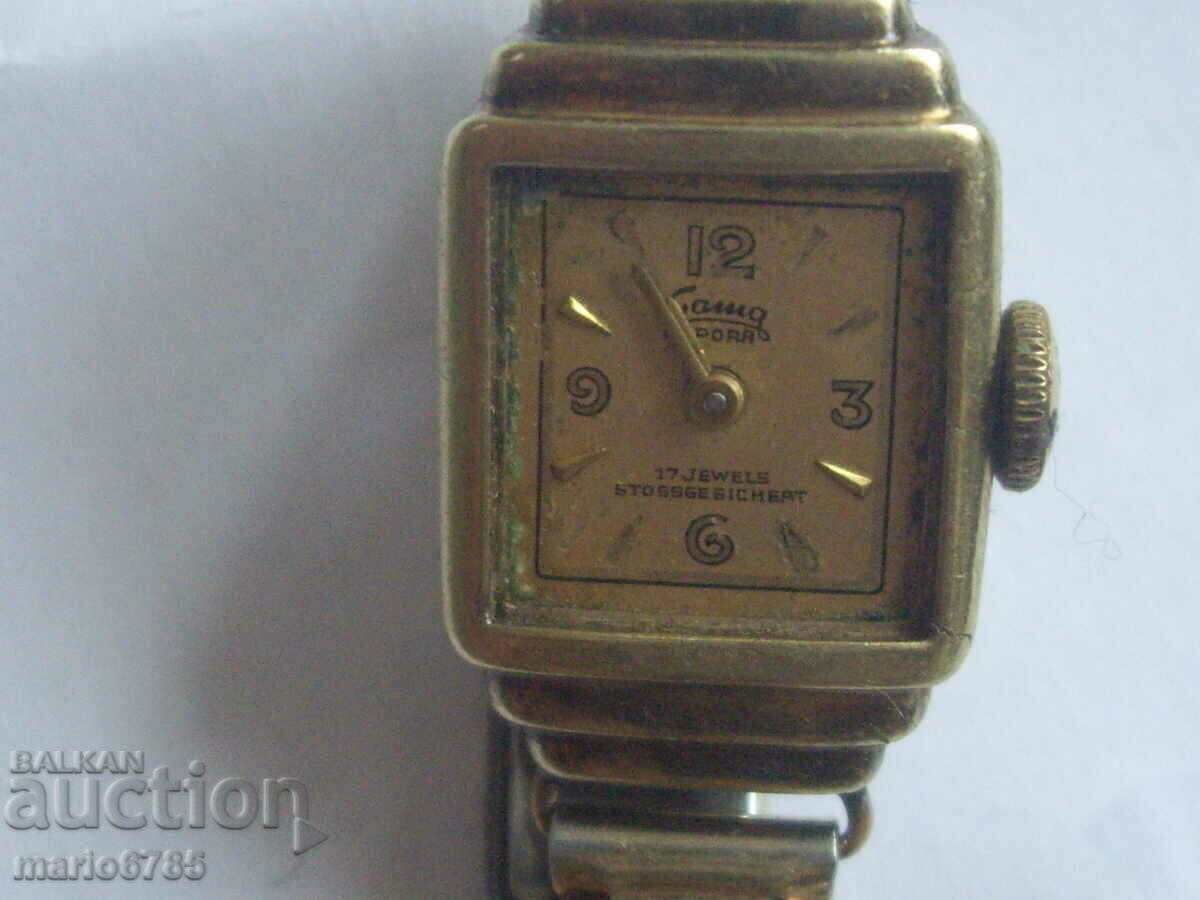 Old ladies gold watch watch.