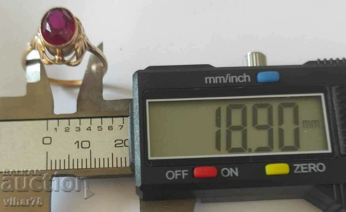 Παράδοση Χρυσό ρωσικό ρουμπίνι Παράδοση Χρυσό ρωσικό ρουμπίνι