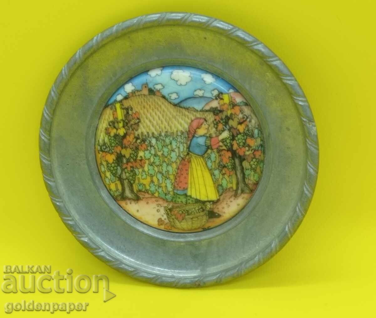 Small decorative plate diam=11 cm