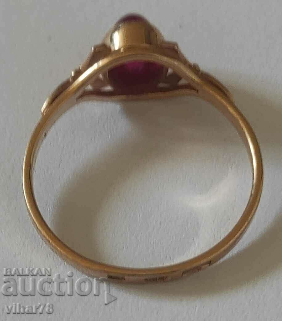 Παράδοση Χρυσό ρωσικό ρουμπίνι Παράδοση Χρυσό ρωσικό ρουμπίνι