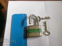 Lacăt metalic care funcționează cu 2 chei.