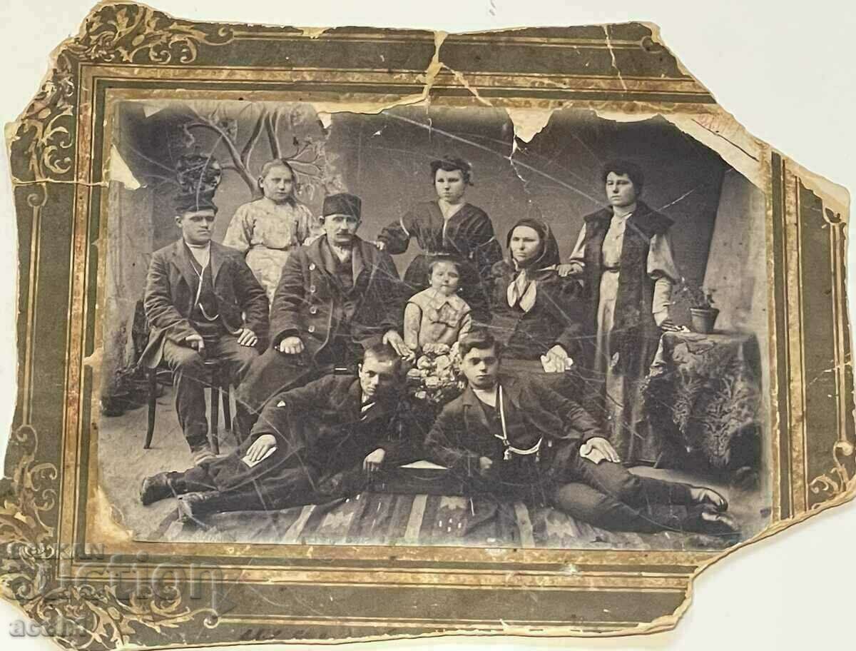 O familie de bărbați cu șepci cu preț 14.99 BGN | € 7.66 O familie de bărbați cu șepci cu preț 14.99 BGN | € 7.66