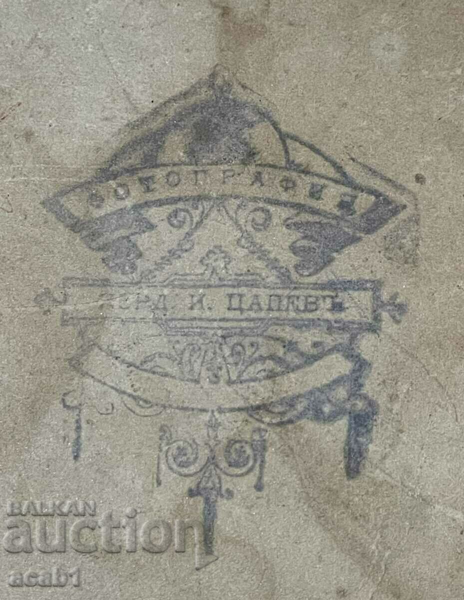 Licitație O familie de bărbați cu șepci Licitație O familie de bărbați cu șepci