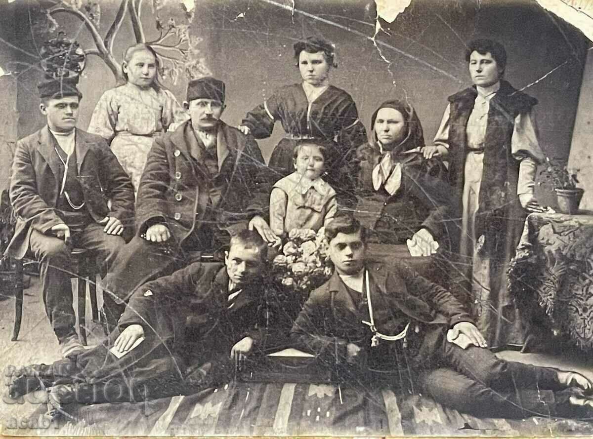 Μια οικογένεια ανδρών με σκουφάκια