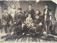 O familie de bărbați cu șepci