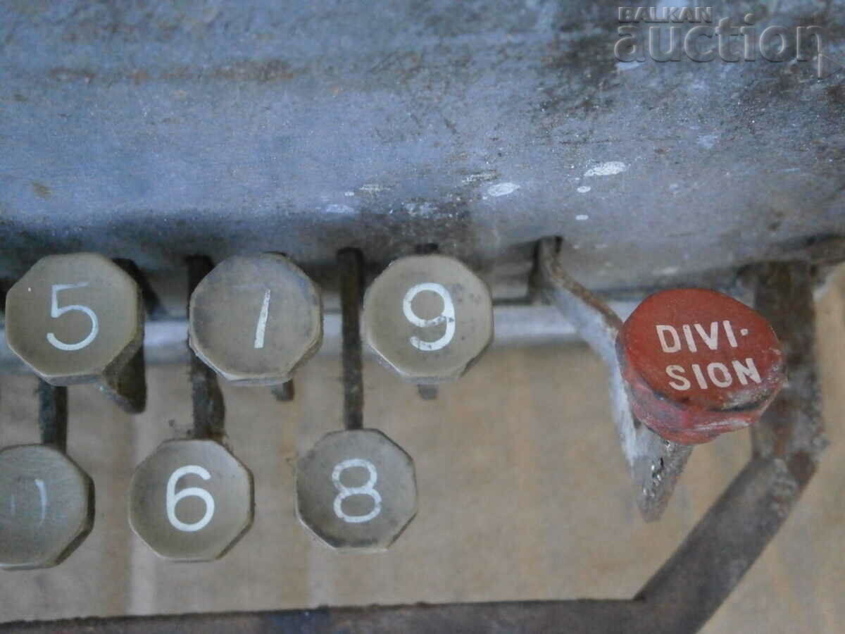 Licitație Calculator manual de epocă anilor 1930 Licitație Calculator manual de epocă anilor 1930