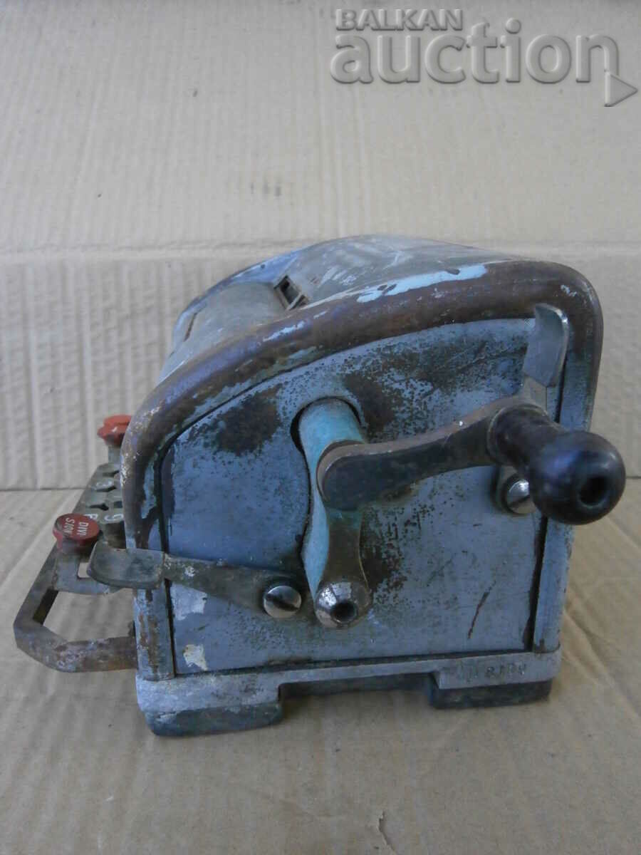 Calculator manual de epocă anilor 1930 - 5 Calculator manual de epocă anilor 1930 - 5